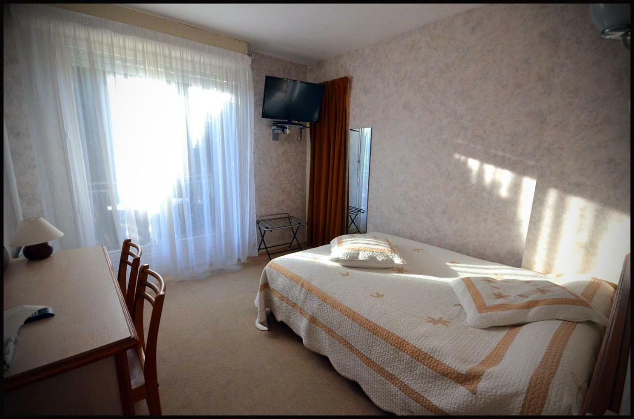 ホテル Au Bec Sale La Menitré エクステリア 写真